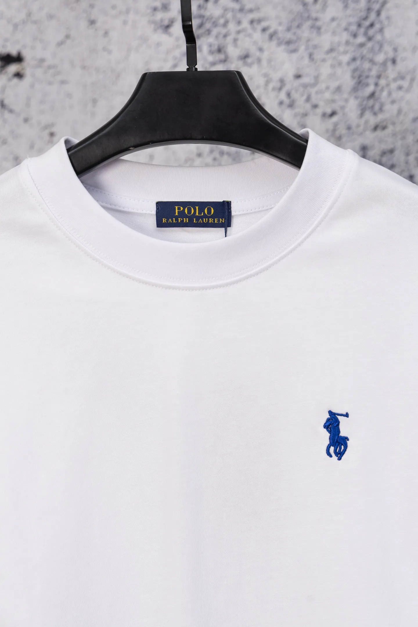 P190 Ralph Lauren solid color pony embroidered logo round neck long-sleeved T-shirt. New model on the market. 25ss. Heavy wash. The front panel is matched with a small logo and the back panel is patch-embroidered. Long-sleeved T-shirt for couples. A high-end simple style that you will never get tired of. Pocket patch embroidery is simple style. Advanced temperament. Perfect details. 💯 Classic logo logo on the upper body is super good-looking. Fabric: 300g. Size: s—xl. Color: black and white.